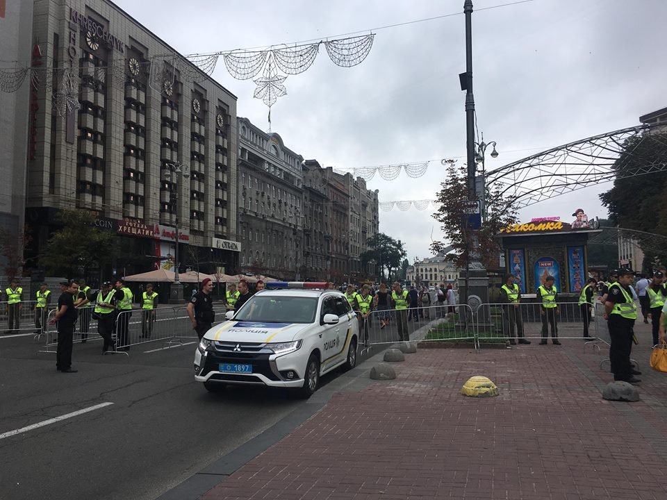 Крещатик перекрыли забором Крещатик перекрыли забором