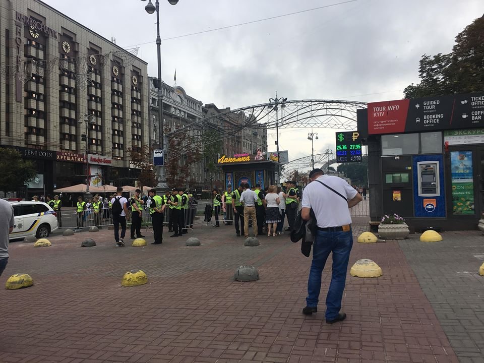 Вдоль забора стоят патрульные Вдоль забора стоят патрульные