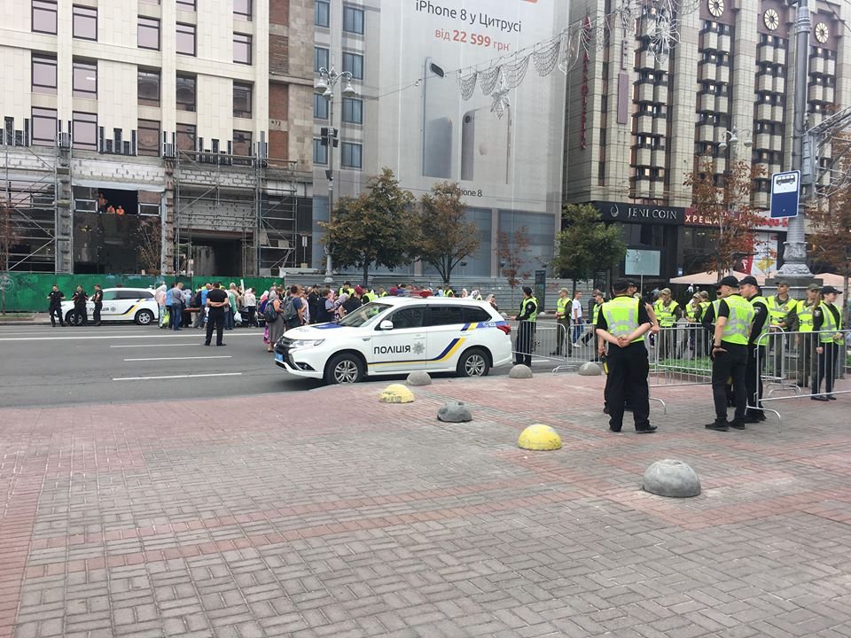 У прохожих проверяют содержимое сумок и обыскивают металлоискателем У прохожих проверяют содержимое сумок и обыскивают металлоискателем