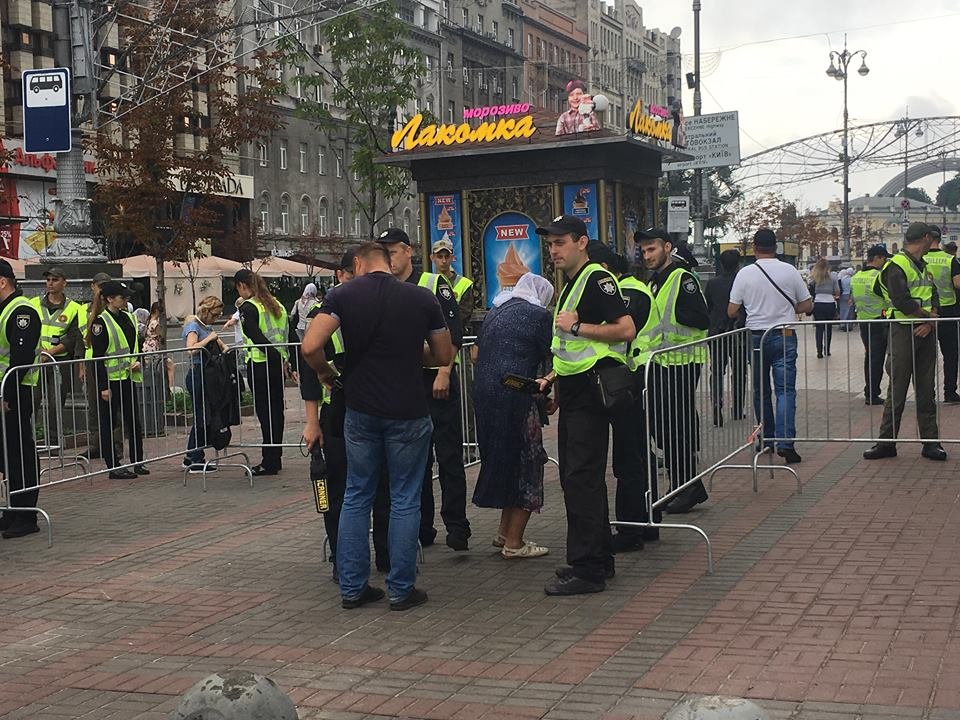 Такие меры безопасности связаны с праздничными мероприятиями в честь 1030-летия крещения Киевской Руси-Украины Такие меры безопасности связаны с праздничными мероприятиями в честь 1030-летия крещения Киевской Руси-Украины