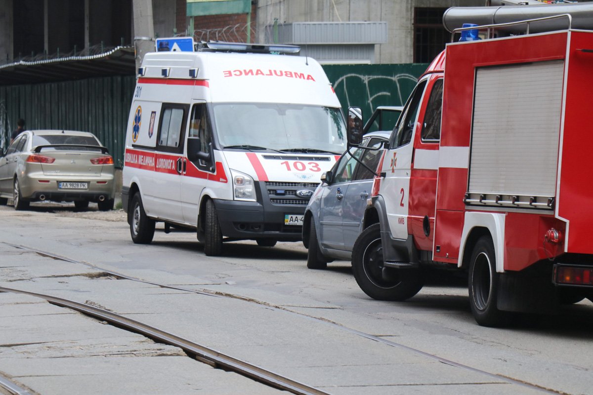 На место стянули экстренные службы