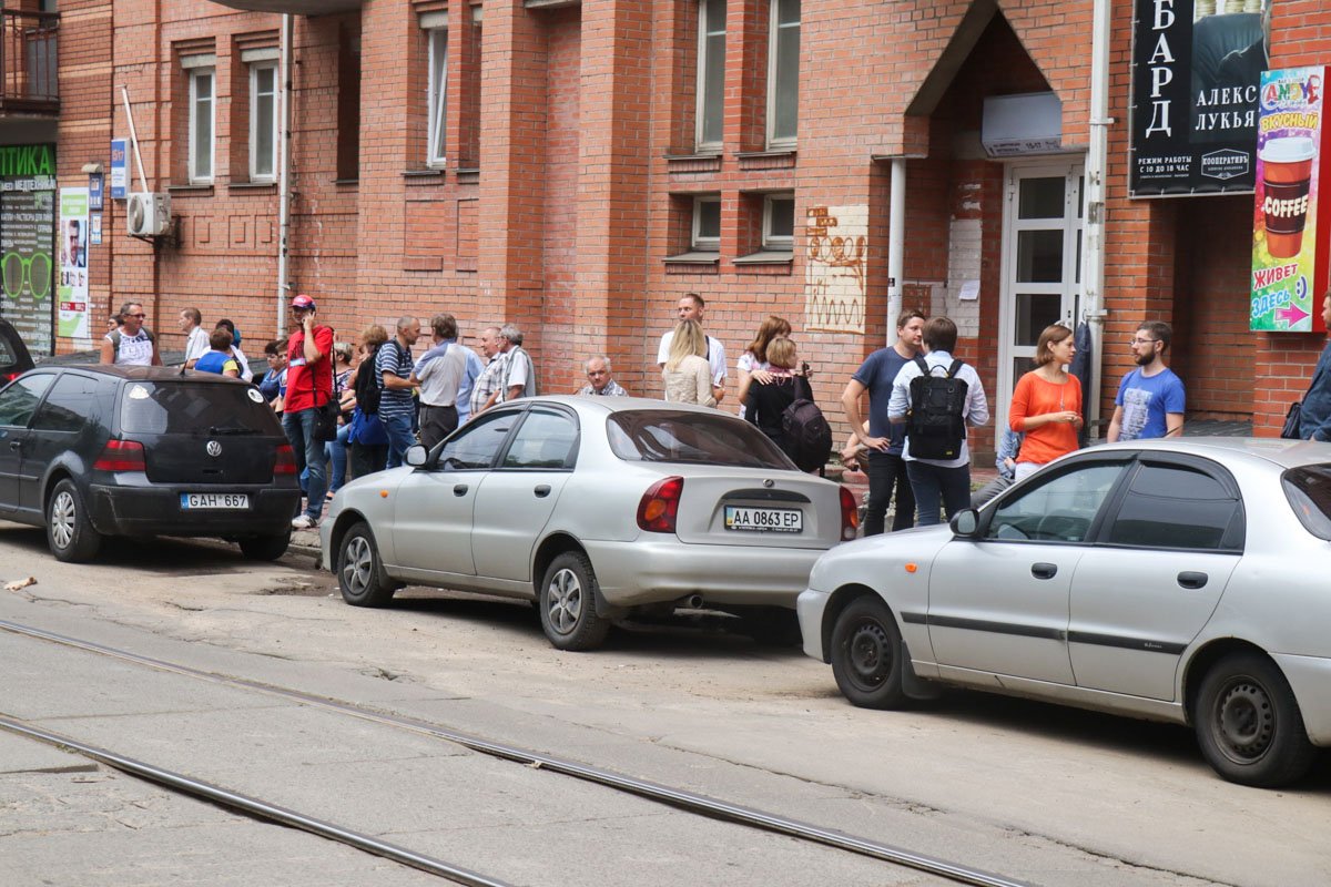 Сотрудников телеканала не впускают в здание