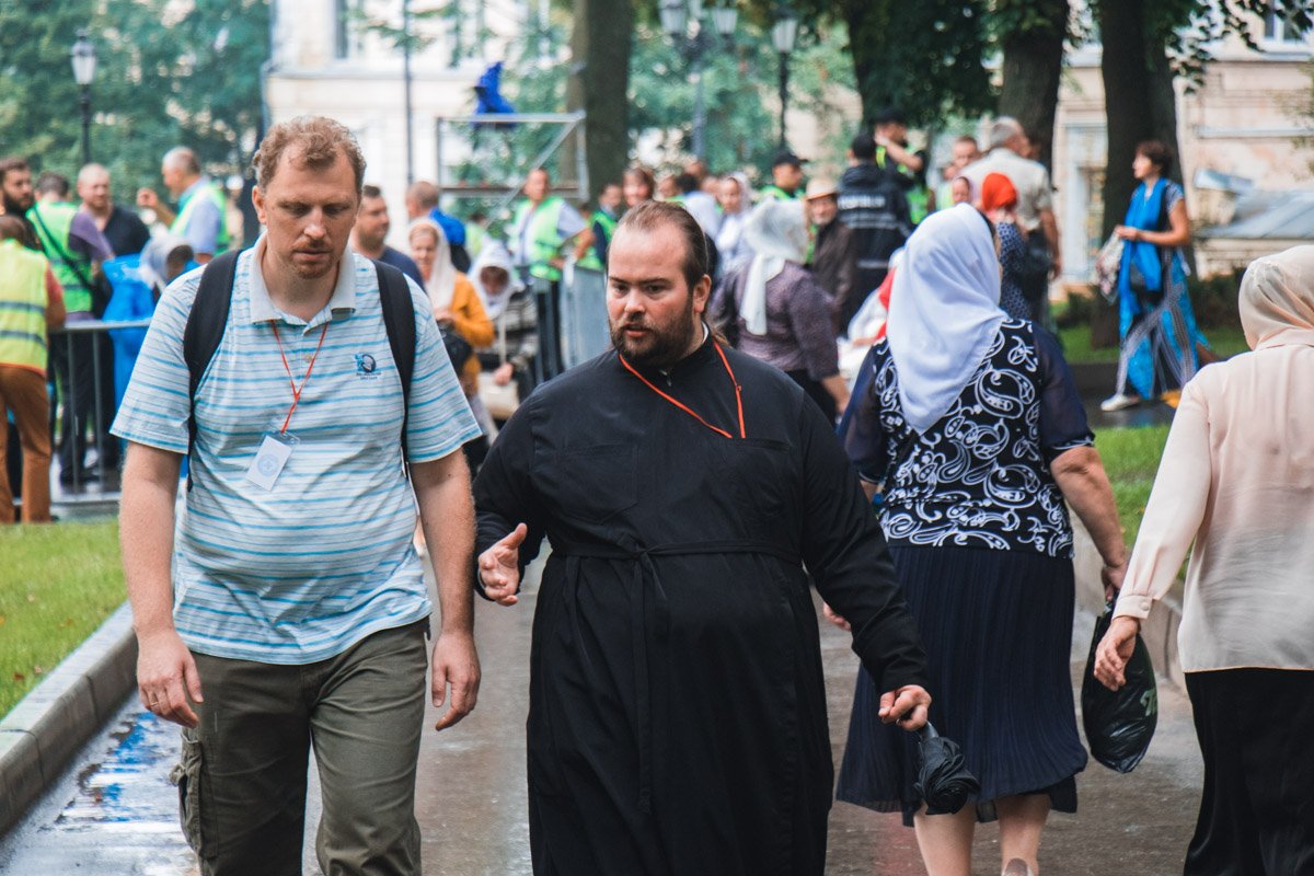 Священники и верующие собираются в центре Киева