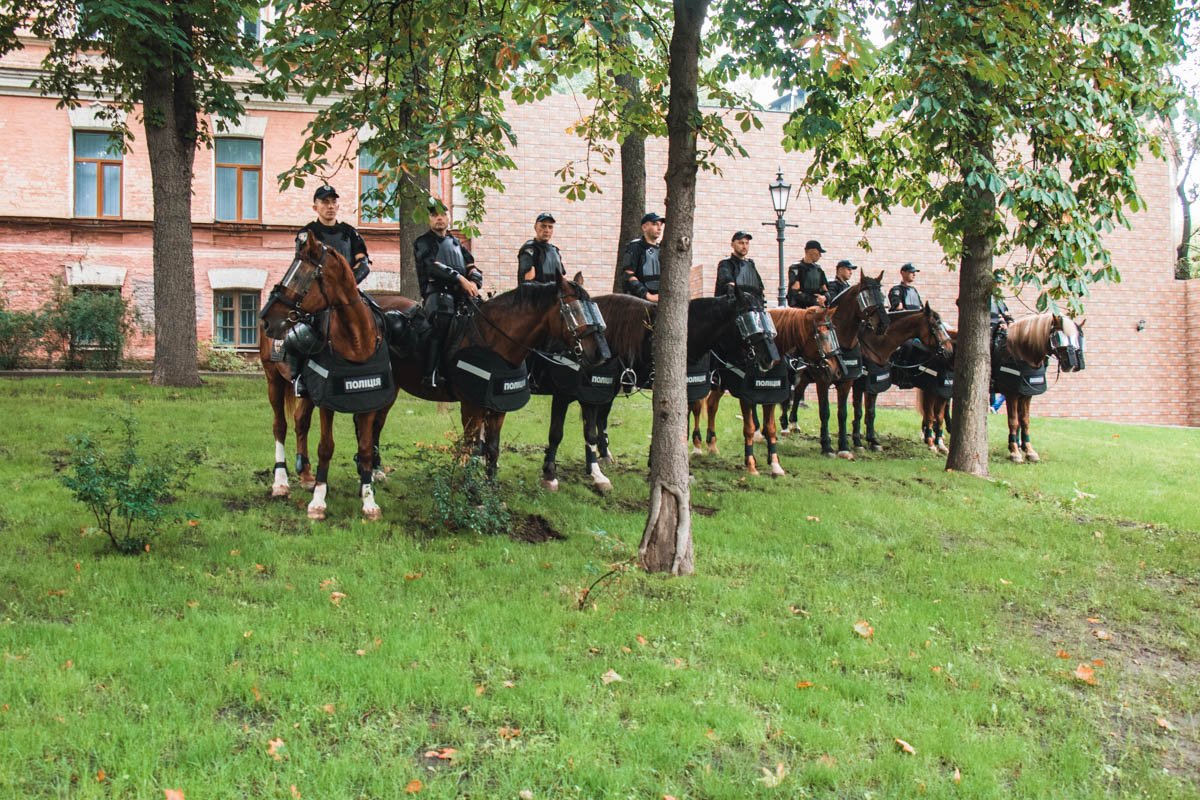 В столице дежурит конная полиция
