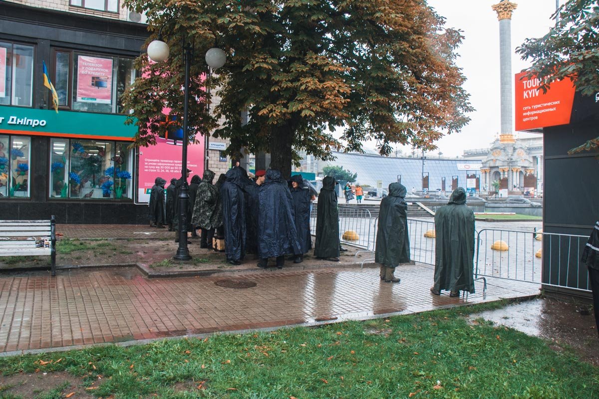 Центр оградили забором