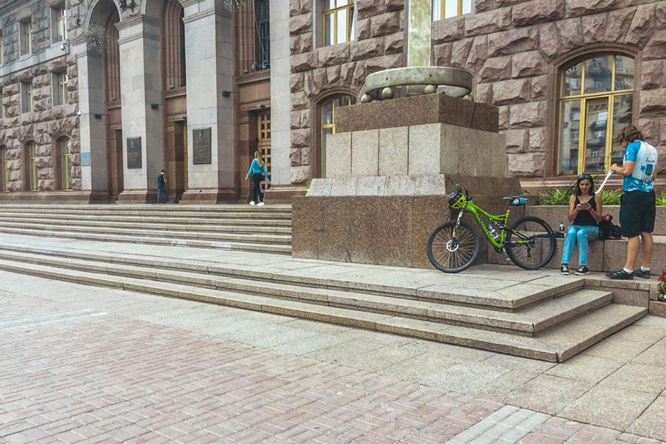 Поэтому велосипедистам приходится "парковаться" так