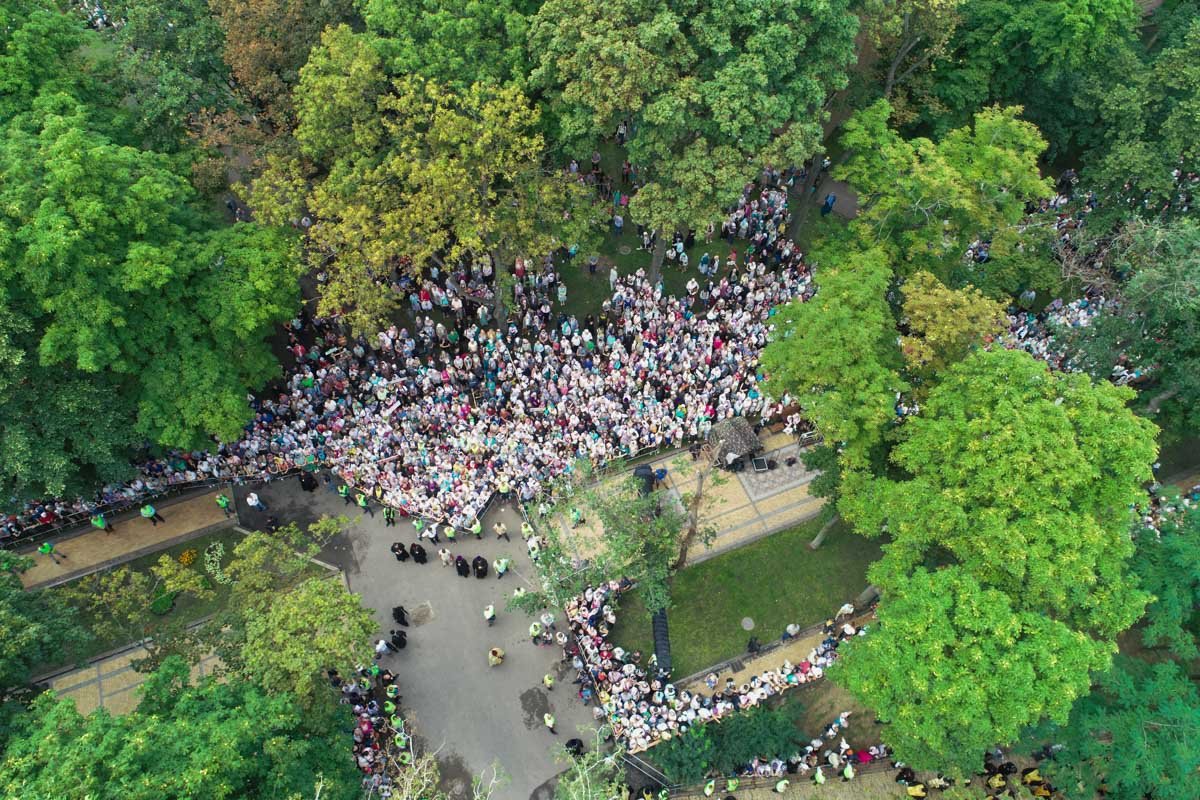 Представители церквей Московского патриархата Крестным ходом идут к Киево-Печерской лавре