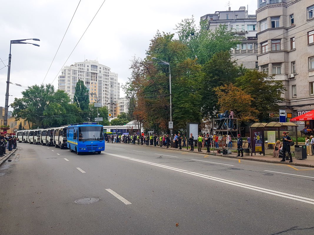 Людей на автобусах привезли со всей Украины