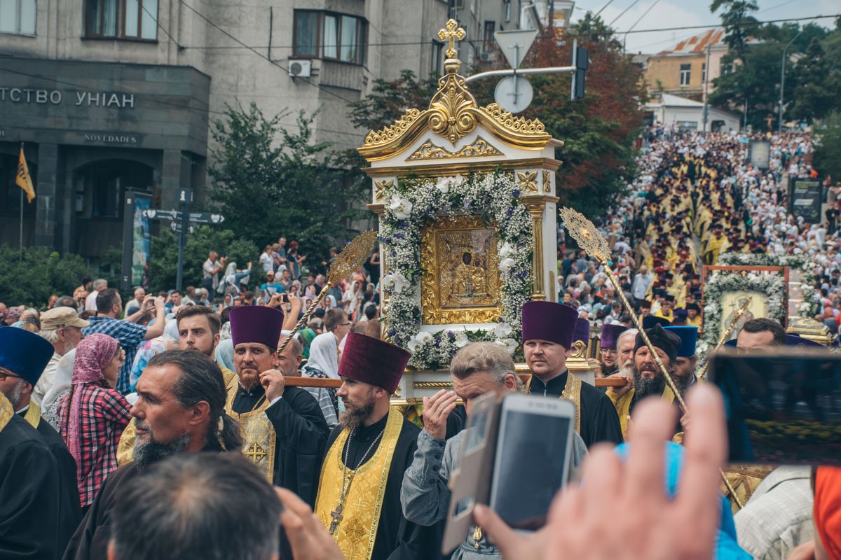 В лавру принесли святыни верующих - иконы и мощи В лавру принесли святыни верующих - иконы и мощи