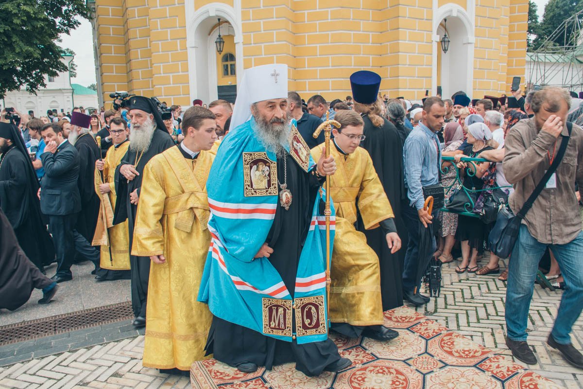 Митрополит Онуфрий перед молитвой в лавре Митрополит Онуфрий перед молитвой в лавре