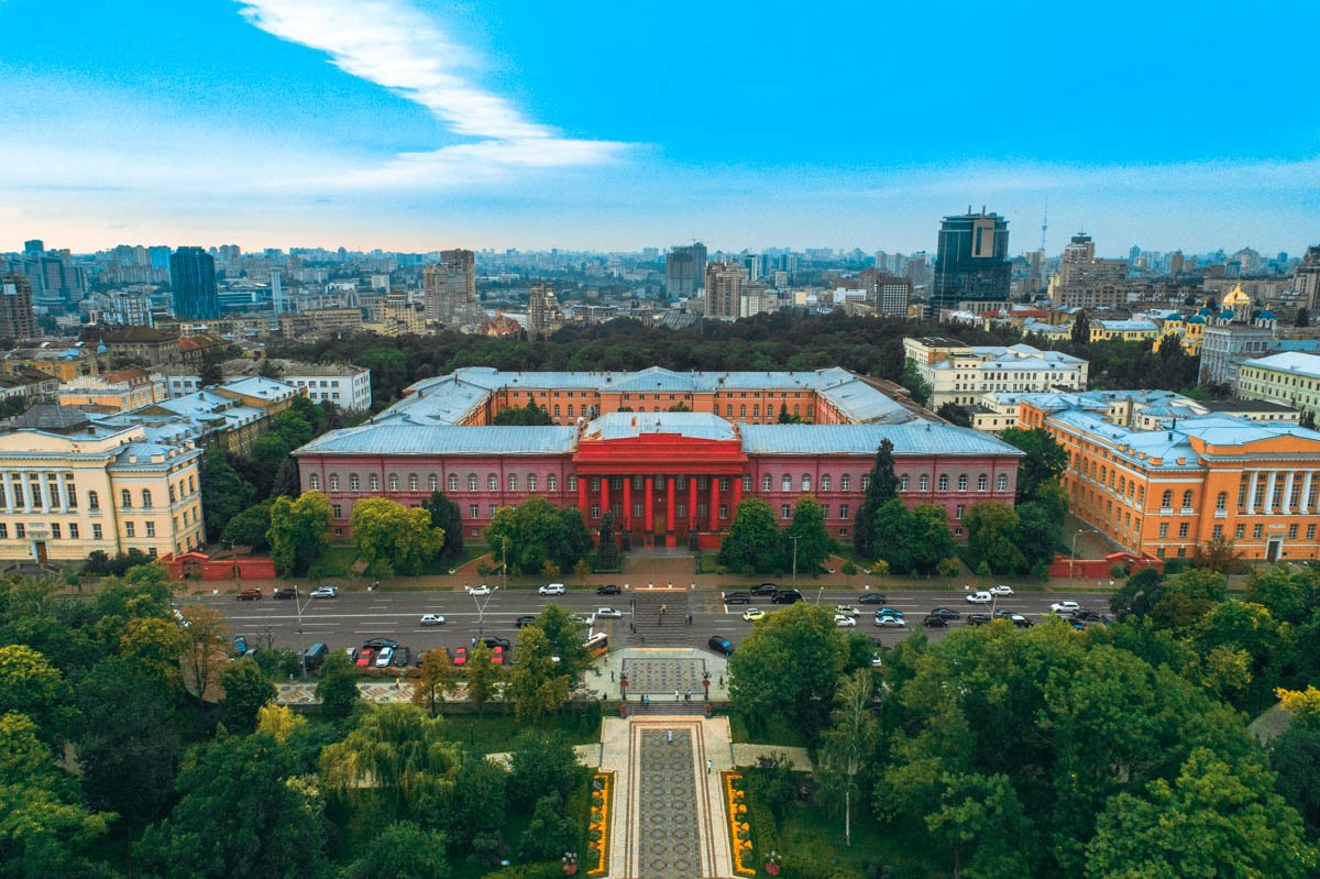 Здание университета – это большой замкнутый квадрат с внутренним двором.