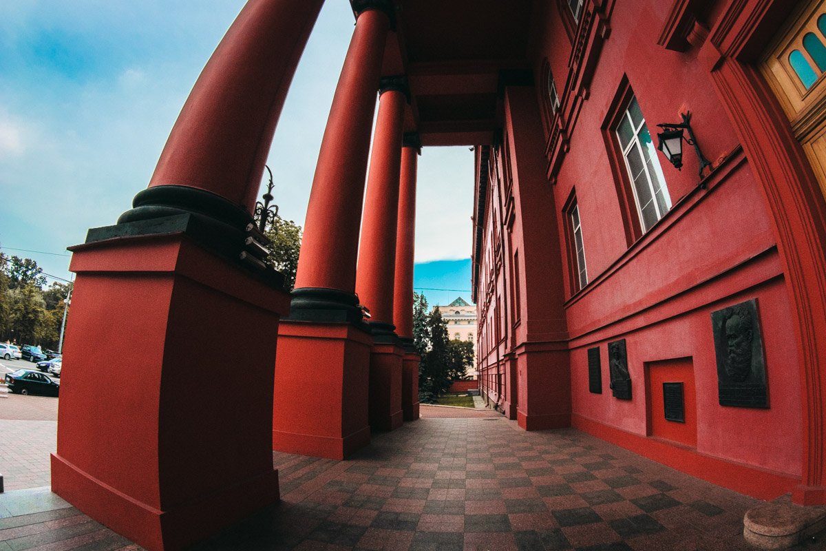 Под такими колоннами чувствуешь себя песчинкой 