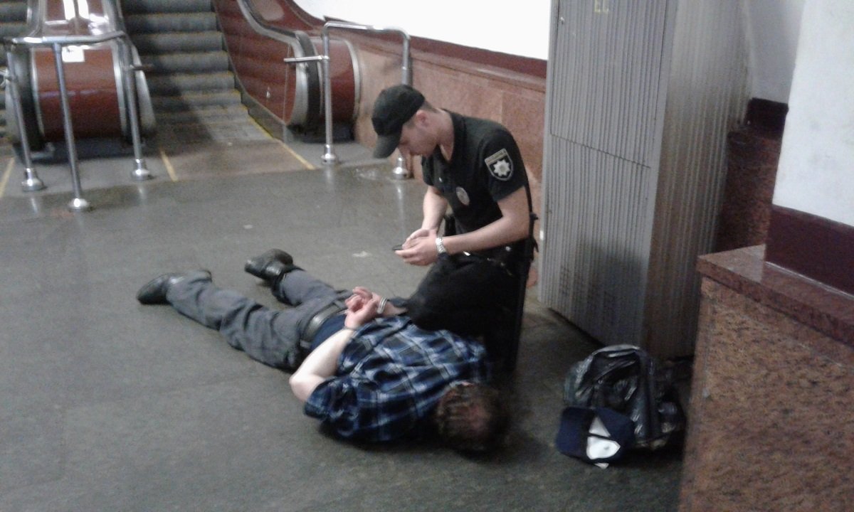 На станции метро "Театральная" мужчина с признаками эпилепсии, бросался на людей На станции метро "Театральная" мужчина с признаками эпилепсии, бросался на людей