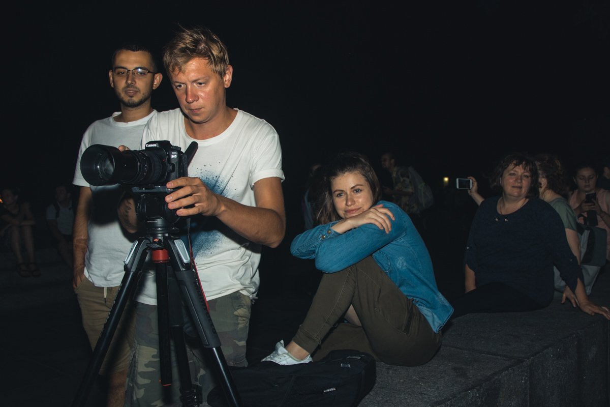 Наш оператор выглядит очень серьезным, потому что такое явление встречается раз в 100 лет 