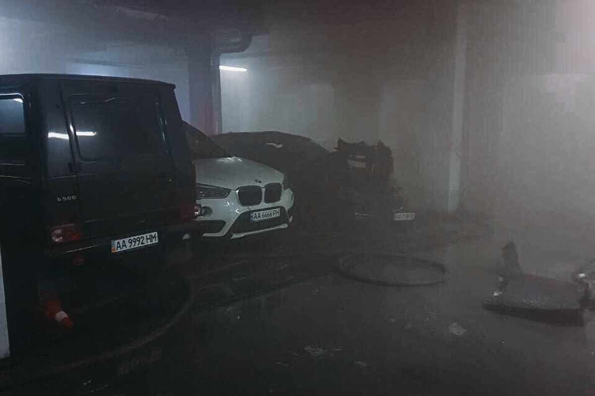 Неизвестные сожгли элитный автомобиль BMW