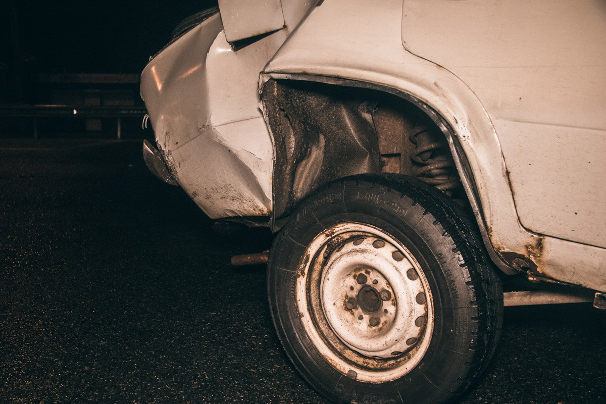 От удара жигули отлетел на впереди стоящий черный джип и поцарапал его