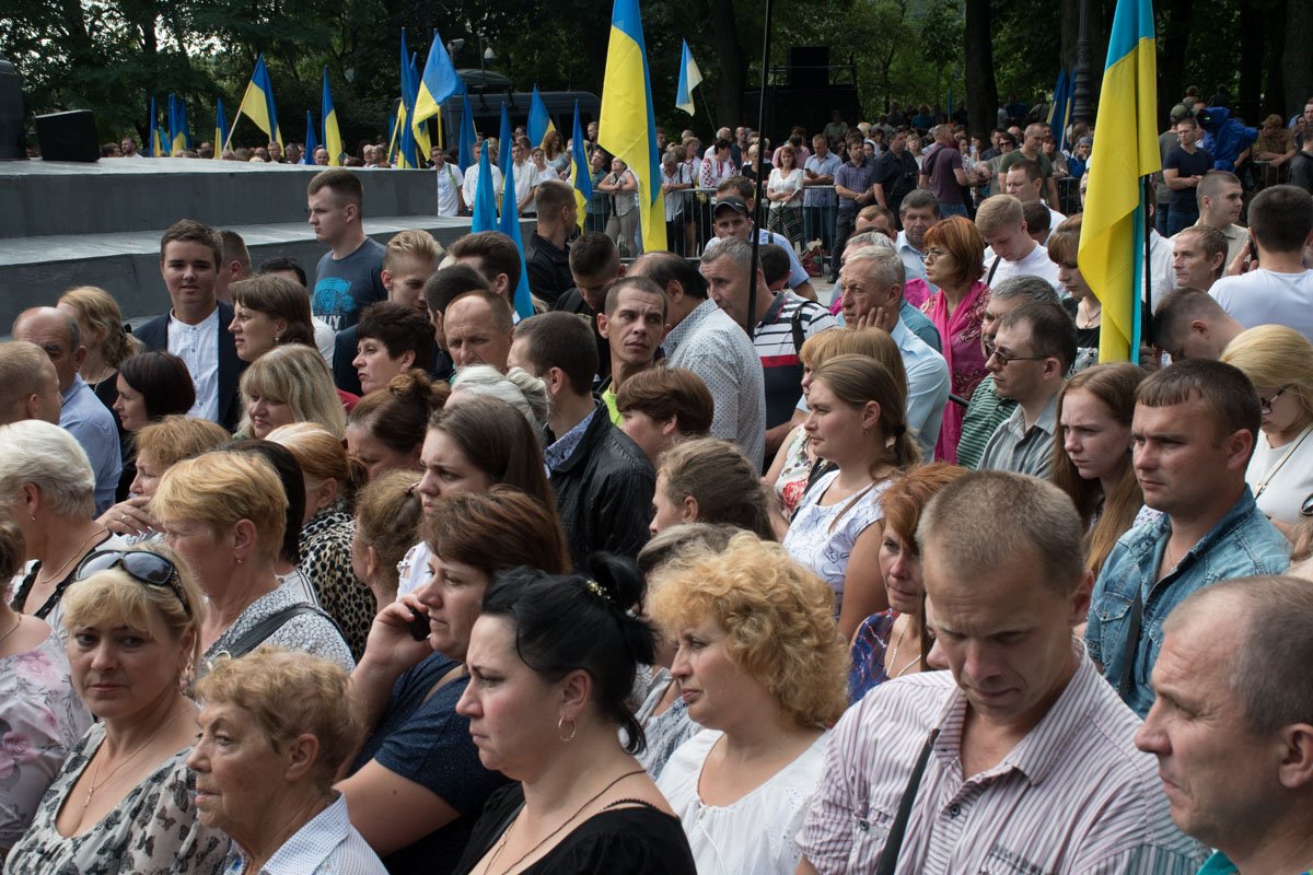 Тысячи людей собрались на Владимирской горке, чтобы помолится за Украину Тысячи людей собрались на Владимирской горке, чтобы помолится за Украину