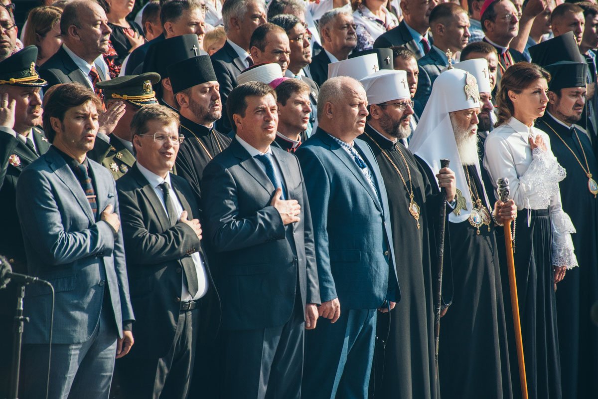 Политические деятели спели гимн вместе с народом Политические деятели спели гимн вместе с народом