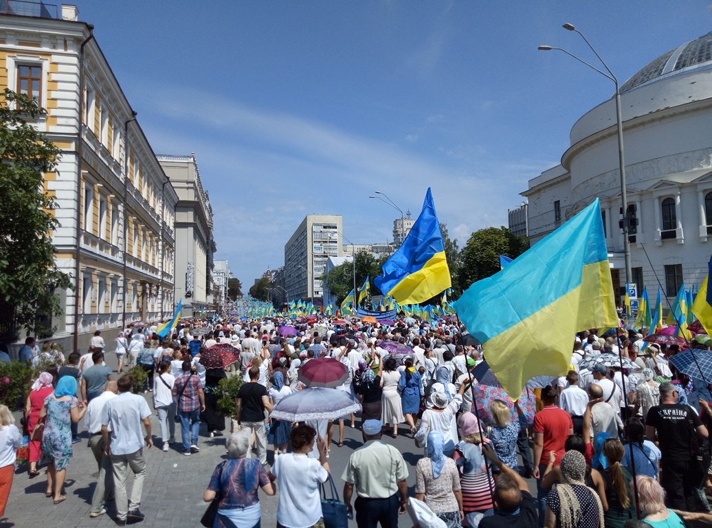 В шествии принимают участие тысячи человек