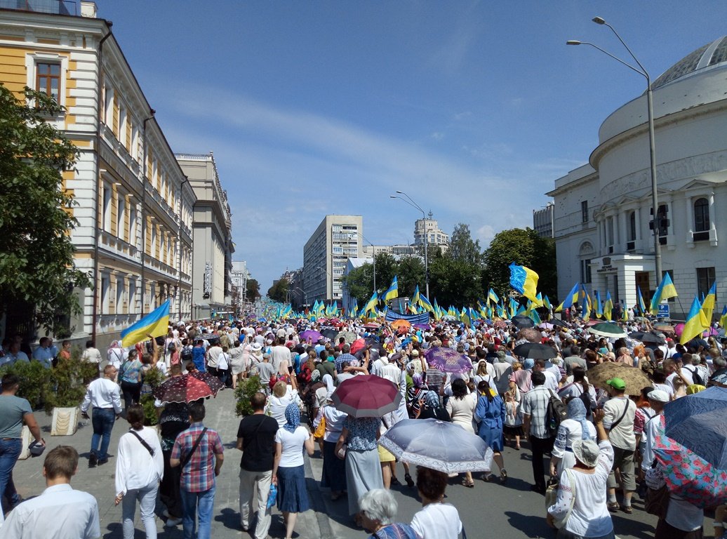 Палящее солнце - не помеха для верующих