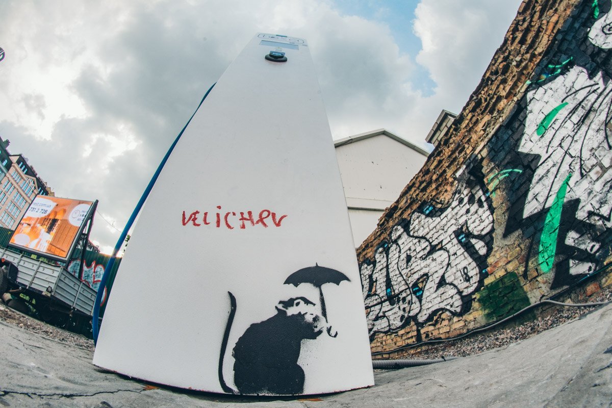 Художник украсил стены возле электрозаправки Тoka на углу улиц Набережно-Крещатицкая и Нижний Вал