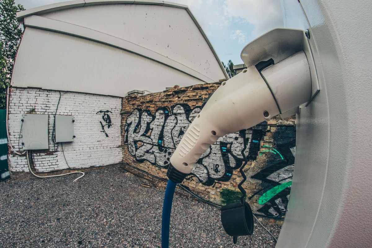 Пока твое авто на подзарядке, можно приобщиться к уличному искусству