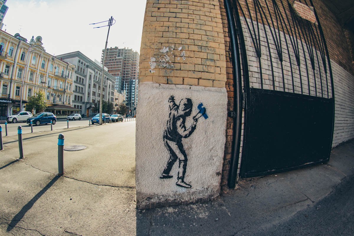 Художник украсил стены возле электрозаправки Тoka на углу улиц Набережно-Крещатицкая и Нижний Вал