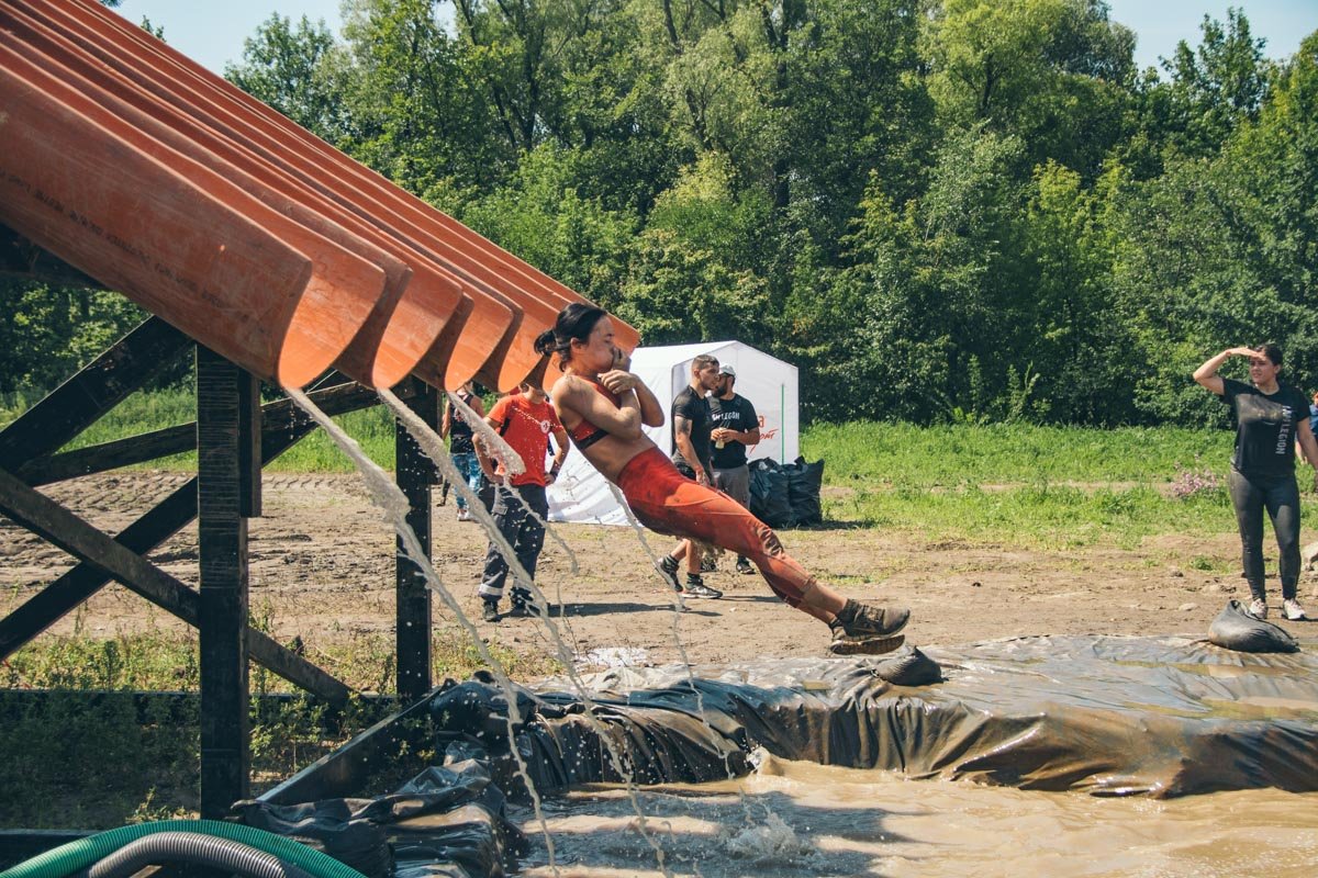 Организаторы придумали даже водные препятствия Организаторы придумали даже водные препятствия