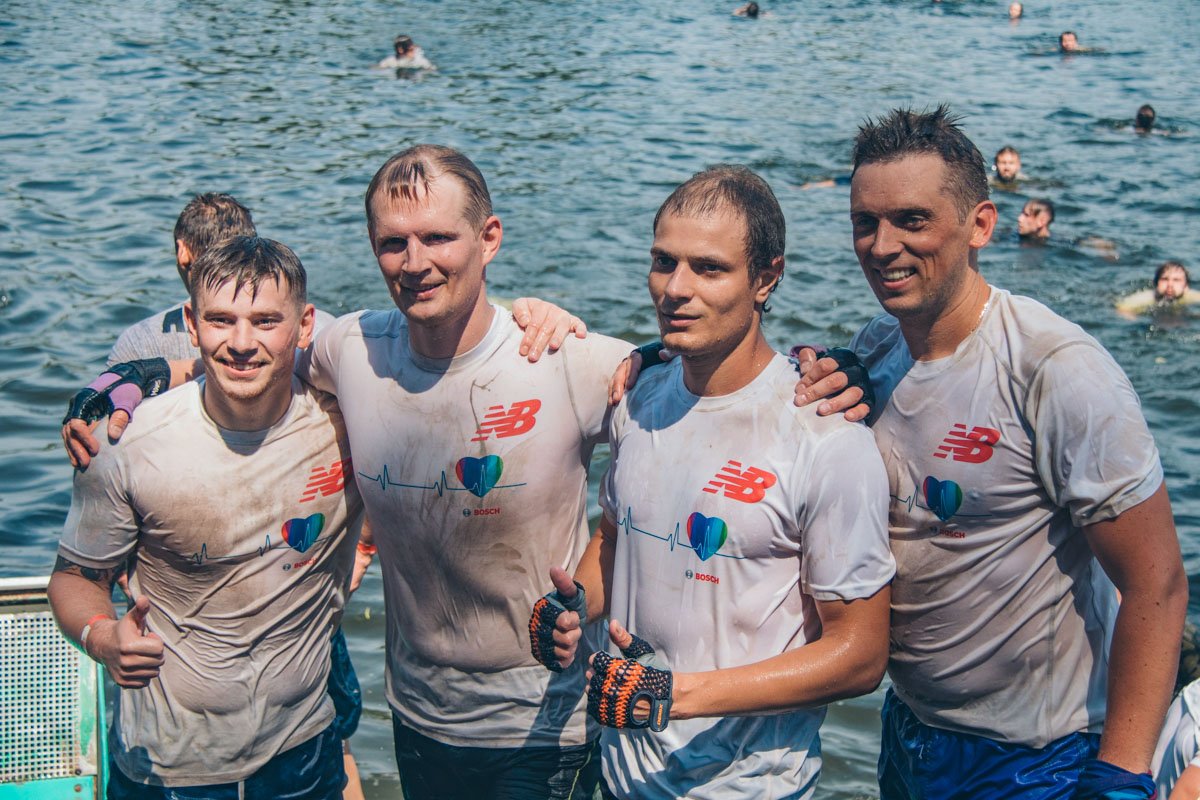 На финише уставшим, но веселым ребятам устроили фотосессию На финише уставшим, но веселым ребятам устроили фотосессию