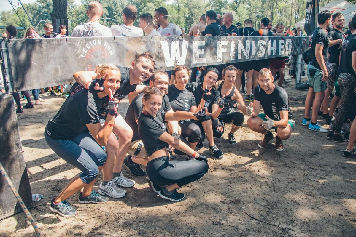 Счастливые участники радовались своим достижениям Счастливые участники радовались своим достижениям