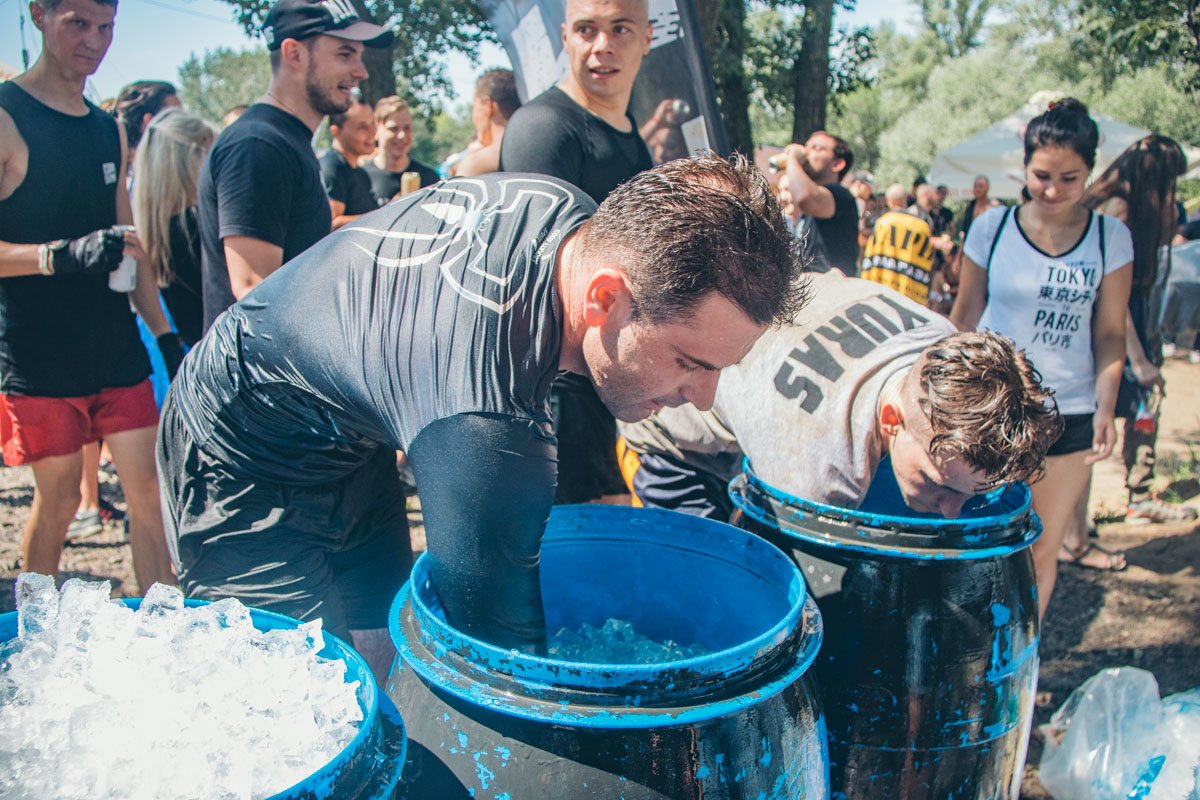 Окунув руку в бочку со льдом, можно было достать баночку холодного... Окунув руку в бочку со льдом, можно было достать баночку холодного...