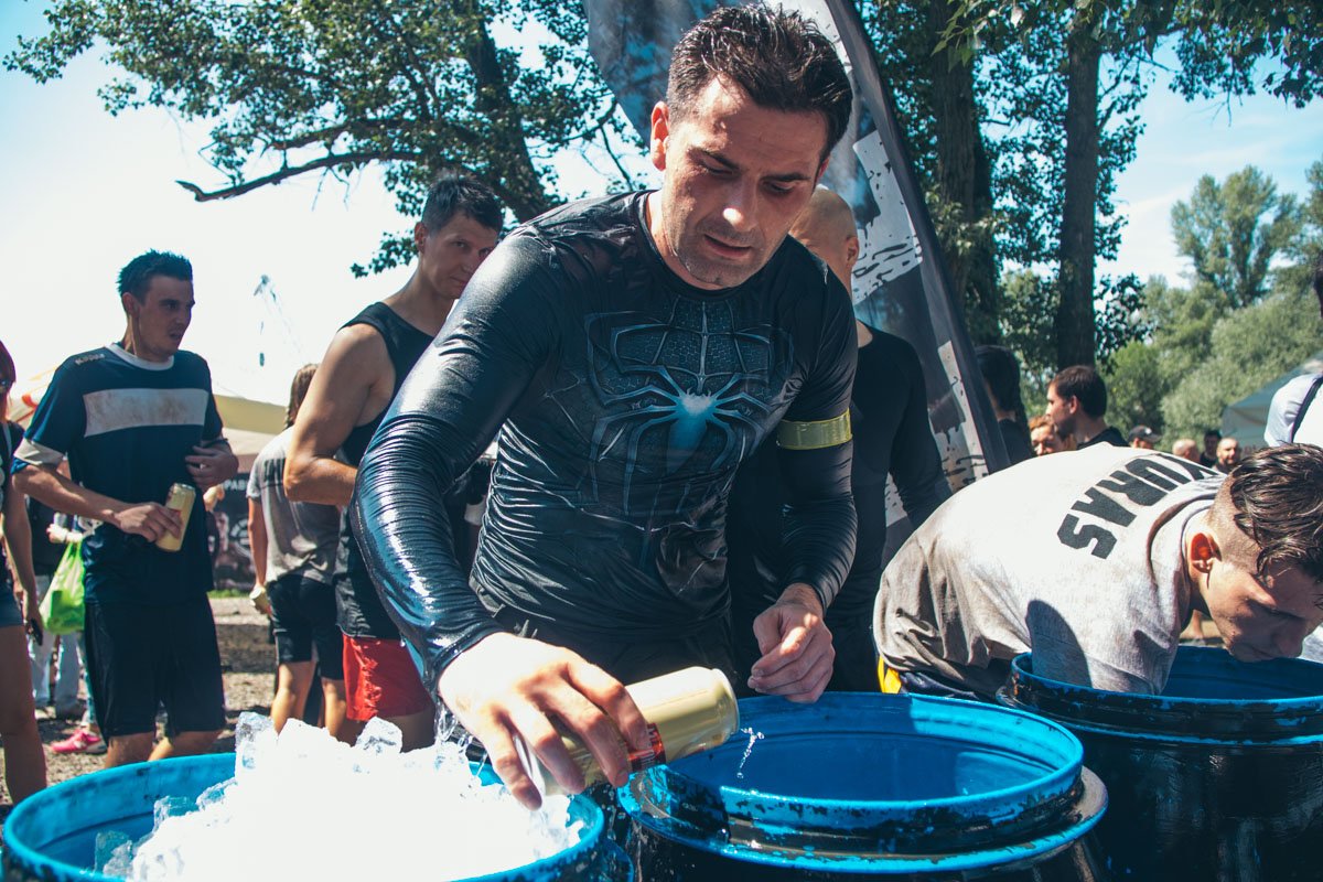 Баночку пьянящего и бодрящего пива предлагали всем, а также можно было "выловить" в бочке бутылку воды Баночку пьянящего и бодрящего пива предлагали всем, а также можно было "выловить" в бочке бутылку воды