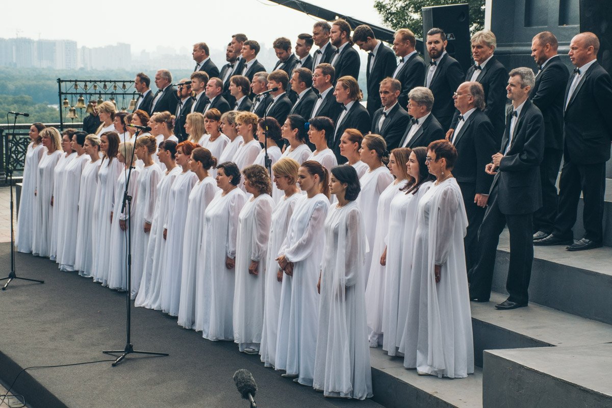 Атмосферу создавал хор Атмосферу создавал хор