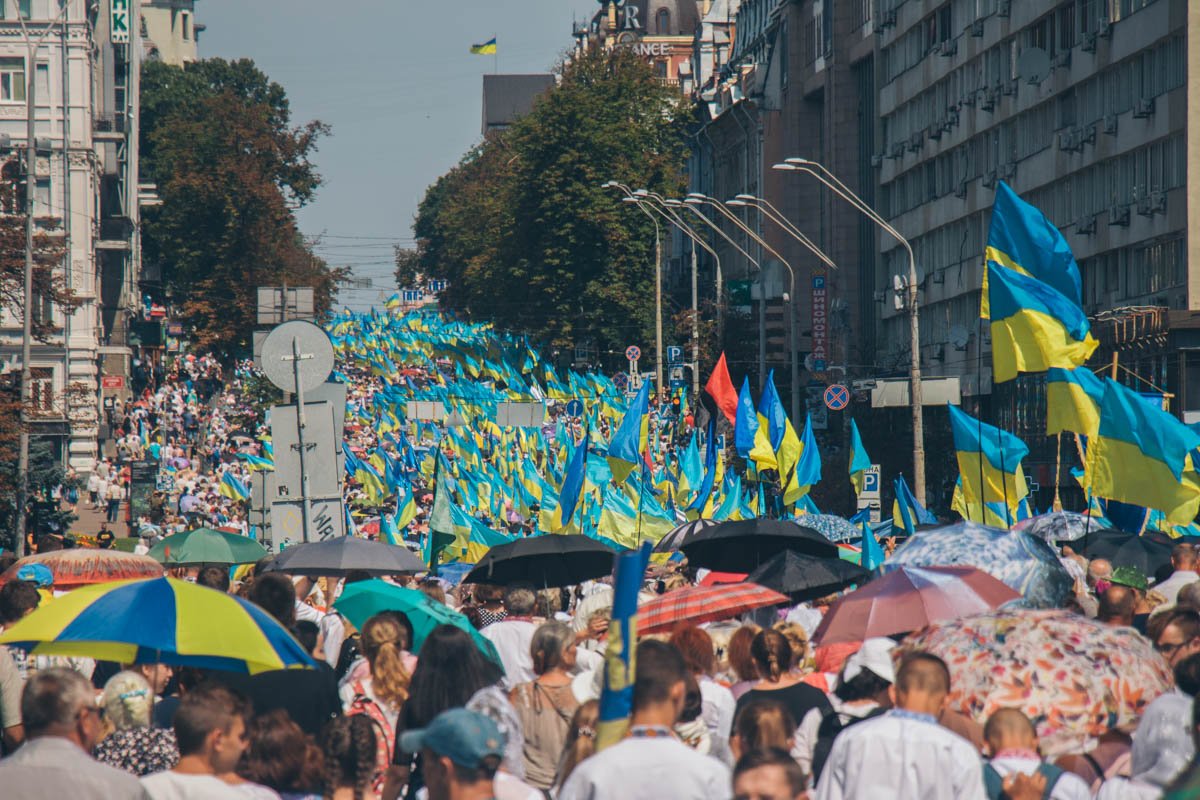 Люди заполонили Владимирскую улицу Люди заполонили Владимирскую улицу