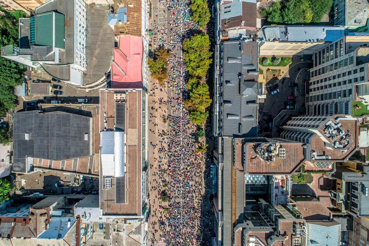 Вид на шествие с высоты Вид на шествие с высоты