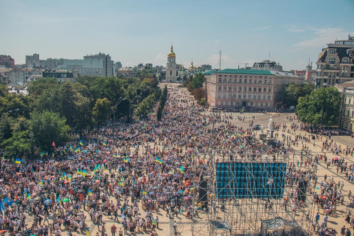 Многолюдье между главными соборами Киева Многолюдье между главными соборами Киева