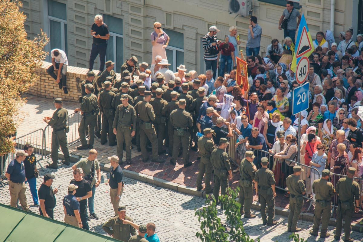 Многие локации оградили забором Многие локации оградили забором