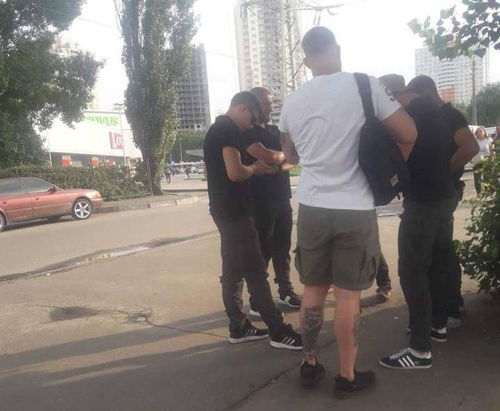 По словам свидетельницы, эти парни спортивного телосложения требовали деньги с водителей междугородных маршруток По словам свидетельницы, эти парни спортивного телосложения требовали деньги с водителей междугородных маршруток