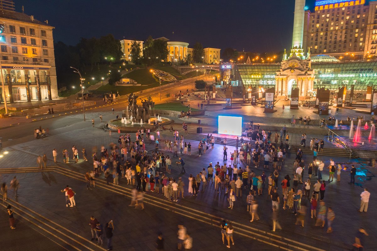 Все участники подняли кверху свои смартфоны с зажженными на них вспышками и экранами