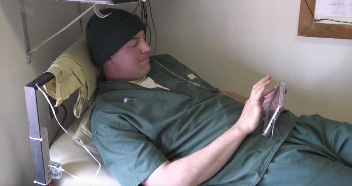 В США заключенные через тюремные планшеты украли 225 тысяч долларов