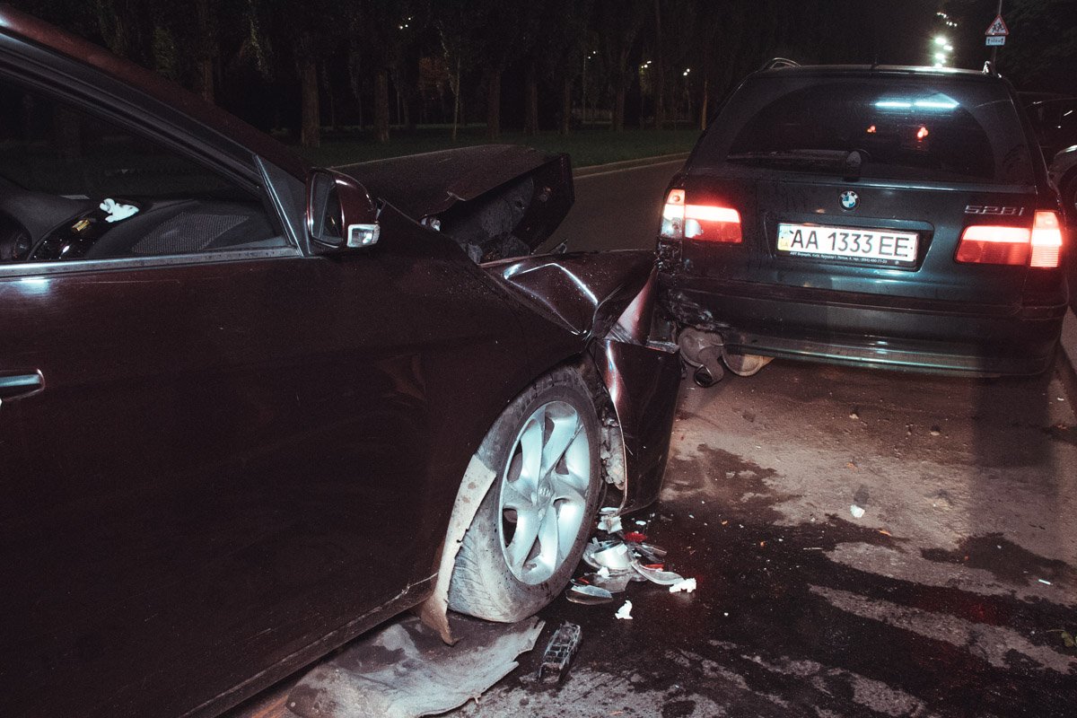 BMW был припаркован у обочины, Geely ехала в сторону проспекта Победы