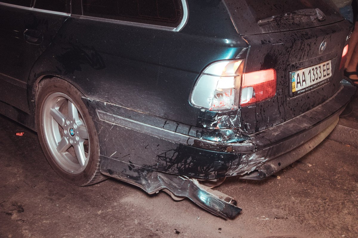 В результате аварии обе машины получили серьезные повреждения