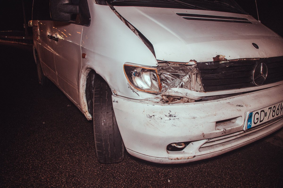 Mercedes врезался в Subaru Mercedes врезался в Subaru