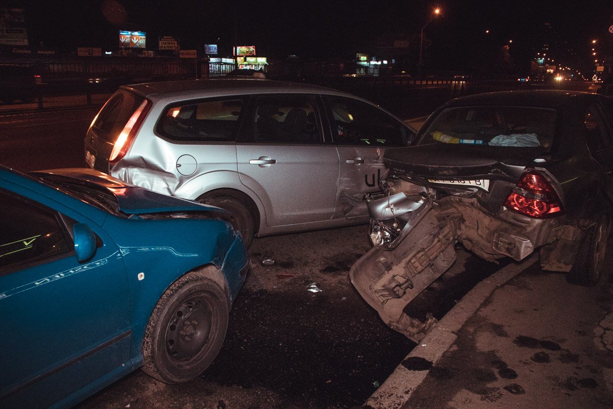 Столкнулись Skoda Fabia, Chevrolet Aveo и Ford Focus Столкнулись Skoda Fabia, Chevrolet Aveo и Ford Focus