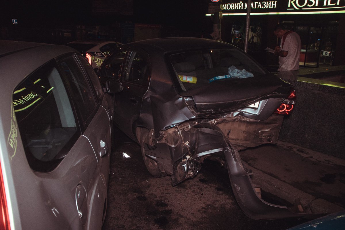 Chevrolet остановился возле подземного перехода Chevrolet остановился возле подземного перехода