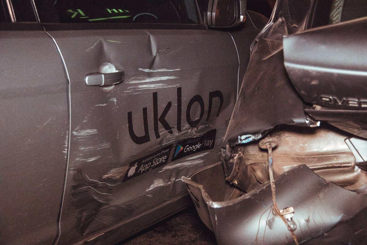 Перед ним припарковался Ford, автомобиль службы такси Uklon Перед ним припарковался Ford, автомобиль службы такси Uklon