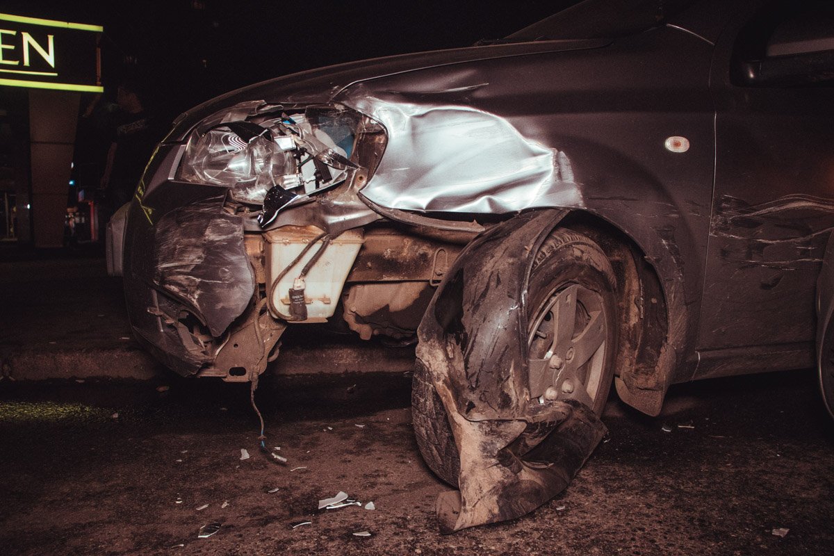 В результате столкновения Chevrolet по инерции врезался в Ford В результате столкновения Chevrolet по инерции врезался в Ford