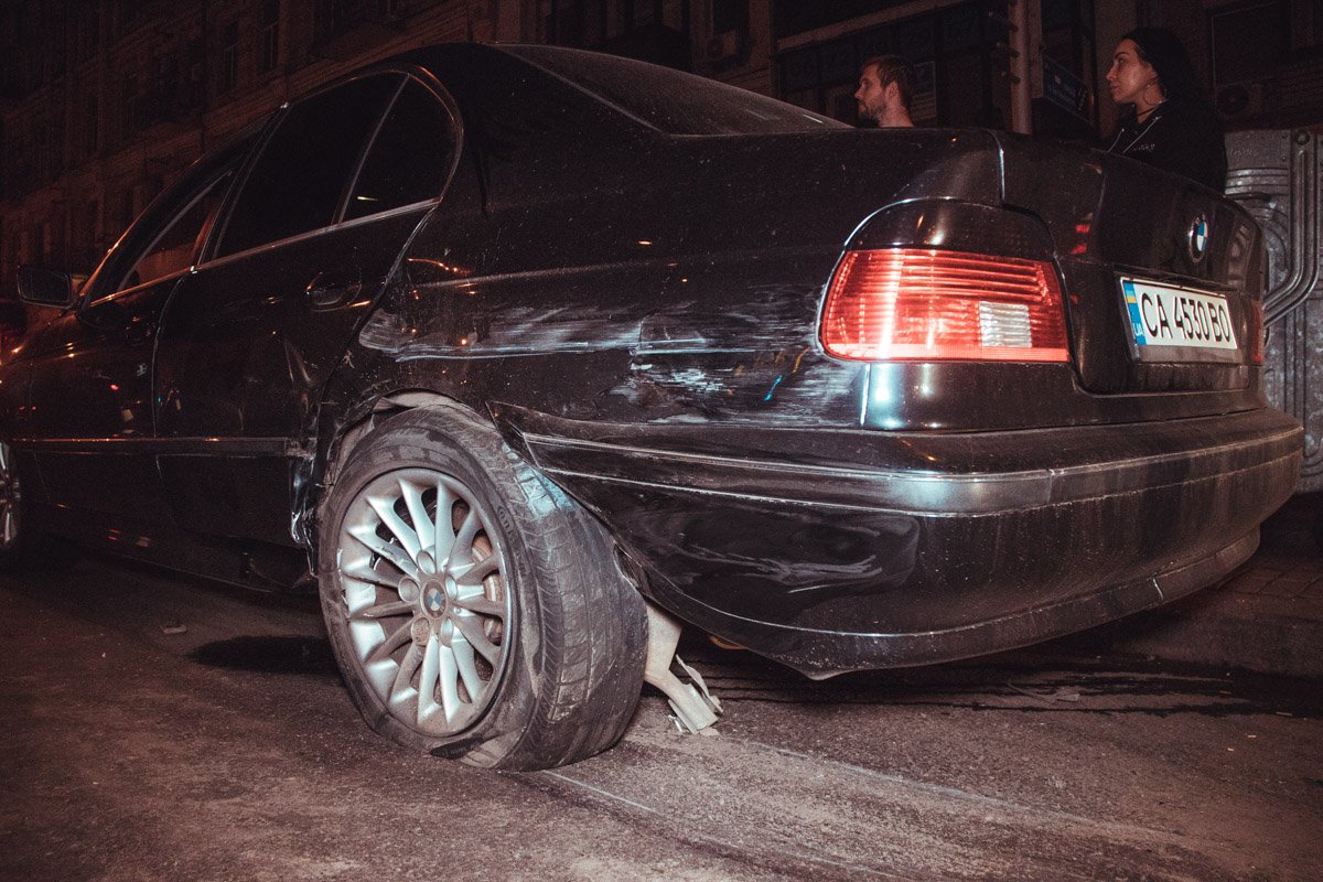 BMW остановился на "аварийке" возле дома на улице Бассейной, 3 BMW остановился на "аварийке" возле дома на улице Бассейной, 3