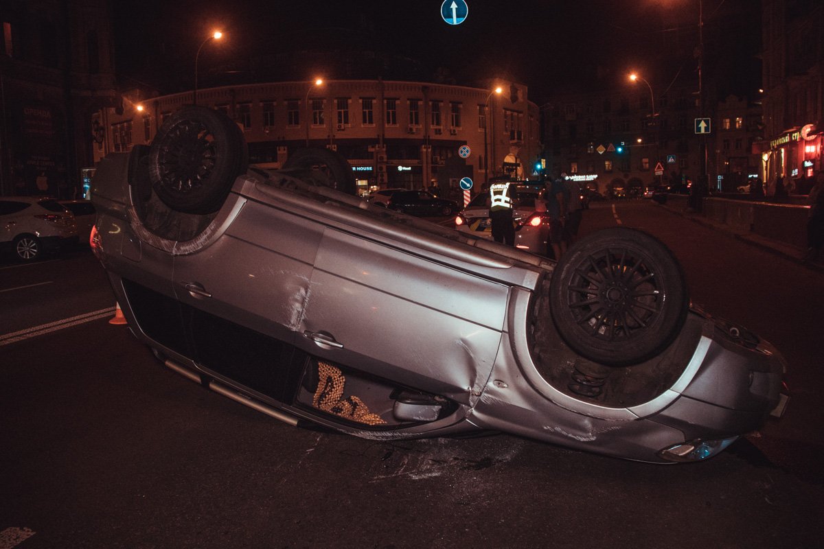 В этот момент Mitsubishi, который ехал по Бассейной в сторону Бессарабского рынка, врезался в BMW В этот момент Mitsubishi, который ехал по Бассейной в сторону Бессарабского рынка, врезался в BMW