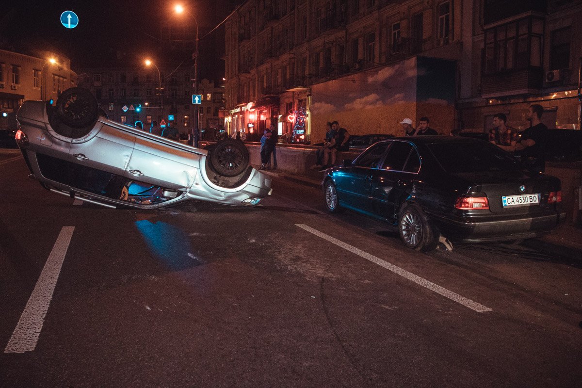 От удара Outlander перевернулся на крышу От удара Outlander перевернулся на крышу